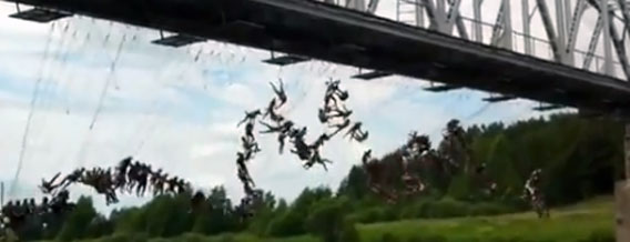 狂気乱舞！ロシアで135人が一斉にバンジージャンプ