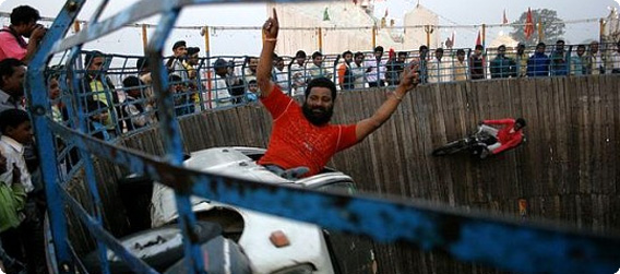 【動画】垂直な円形の壁をグルグル回る命がけのパフォーマンス、インド名物「死の井戸：Mauth Ka Kuan」