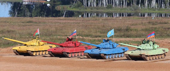 ロシアで世界初、戦車によるバイアスロン競技が行われる。赤い戦車は3倍増しか？