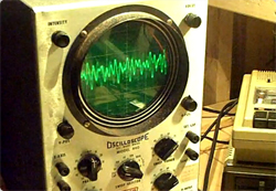 古いコンピューターをつなぎ合わせて作ったクイーンの名曲サウンド