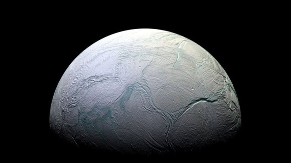 土星の衛星「エンケラドゥス」は地球上の微生物が繁栄する可能性が示唆される。もしかしたらすでに生命が？