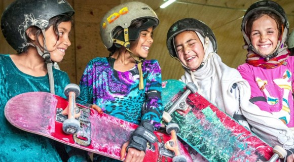 自転車に乗ることすら奇異の目で見られるアフガニスタンの少女たちに大流行中のスケートボード