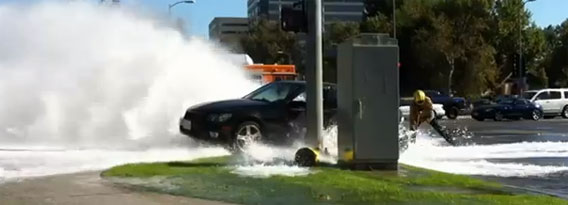 車⇒消火栓 = ナイアガラの滝