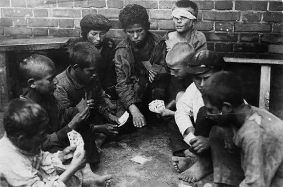 1920年代のロシア（旧ソ連）時代、家のない子どもたちが町中にあふれていた。