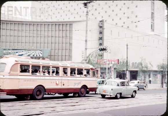高度経済成長期真っ只中にあった日本、東京における乗り物のカラー写真（1957年）