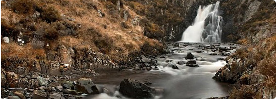 【動画】スコットランドにある風光明媚な滝「Grey Mare's Tail」の早回し高画質映像