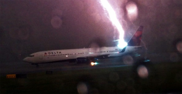 怖い怖いカミナリ怖い。旅客機に雷が直撃する瞬間をとらえた映像（アメリカ）