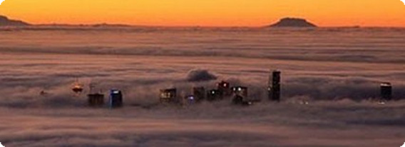 絶景：雲の上に突き出た高層ビル群が作り出す天空の世界