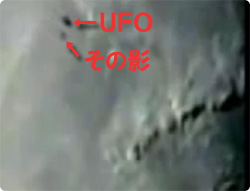 NASAが撮影した月の映像に映り込んだ月面を通過するUFO