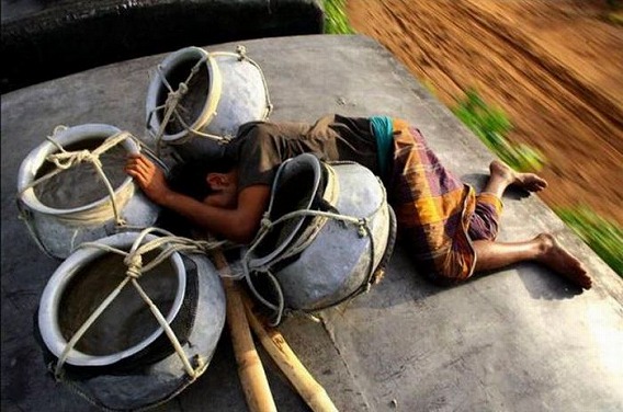 harrowing_bangladesh_train_hopping_images_17