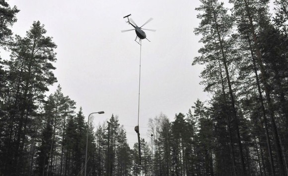 巨大電動ノコギリをぶら下げて空中から木を枝払いしていくヘリコプター（アメリカ）