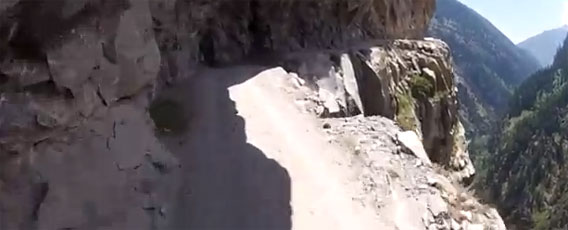 世界で一番危険なライド、ヒマラヤ山脈の断崖絶壁の道をバイクで挑む一人称視点映像
