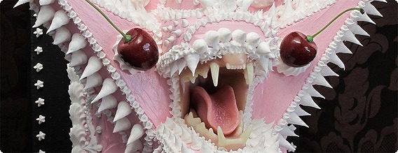 食べるつもりが逆に食べられそう。ぱっくり口を開けた鋭い牙を持つケーキ