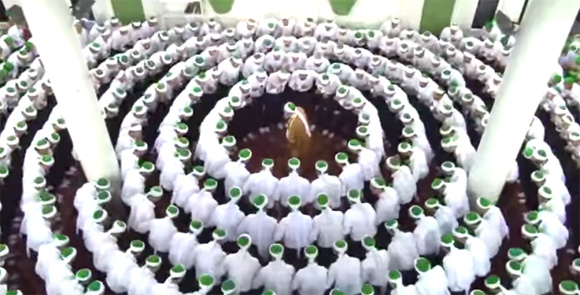 壮観。シーク教徒たちが円陣を組み祈りを捧げるレア映像