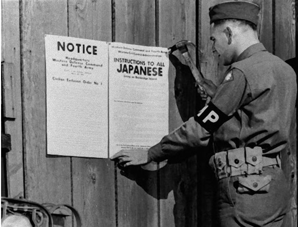 真珠湾攻撃直後、強制収容されたアメリカの日系移民たちの記録画像