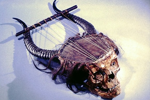 人間の頭蓋骨で作られた楽器、リラ。（メトロポリタンコレクション）
