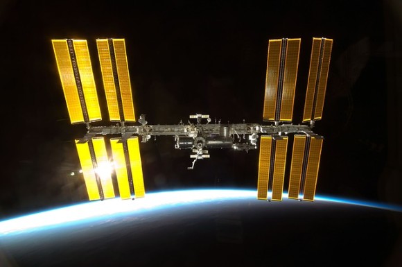 これどんな生命体？国際宇宙ステーション（ISS）の外壁に生きた謎の細菌が発見される