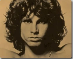 アメリカのロックバンド「ドアーズ」のボーカル、ジム・モリソンが幽霊となって自らの墓場に立った写真