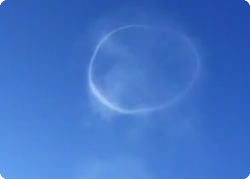 【動画】アメリカでアメフト会場の上空に現れた円形の雲の輪、そして日本では数字の「３３３」を描いた雲が？