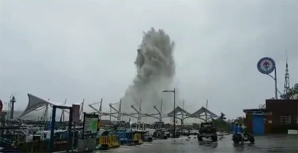 スーパー台風14号はこんなにも凄かった！怒涛の波が港に押し寄せる驚愕の風景