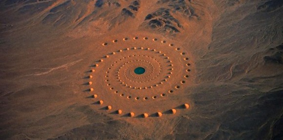 何このワクワク感！砂漠の真ん中にあるスペースファンタジーな螺旋状の巨大サークル「デザート・ブレス」