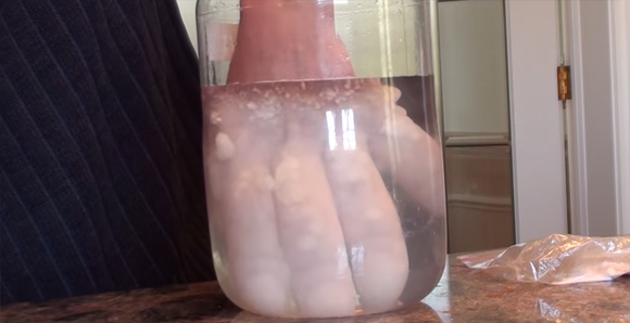 なにこれすごい！液体に入れた手が一瞬にして凍ってしまう「ホットアイス」実験