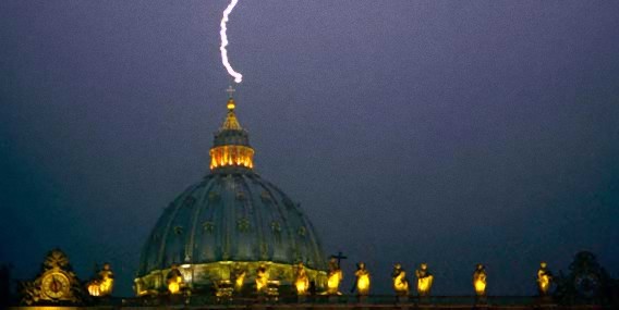 偶然にしてはあまりにも劇的。ローマ法王が突然の退位表明した日、大聖堂に雷が落ちる