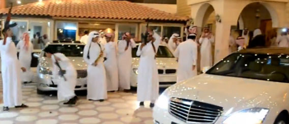 富豪　「お前ら弾幕うすいぞ！」  サウジアラビアの結婚式　乱射