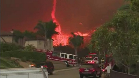 ゴウゴウと渦巻く炎、カリフォルニアで発生した山火事からの火災旋風の衝撃映像