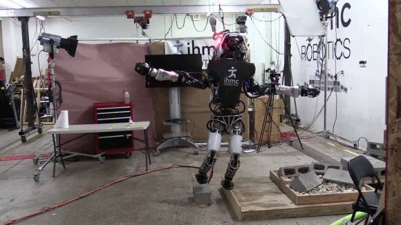 人型ロボット「アトラス」、幅2センチの板の上に片足立ちすることに成功！