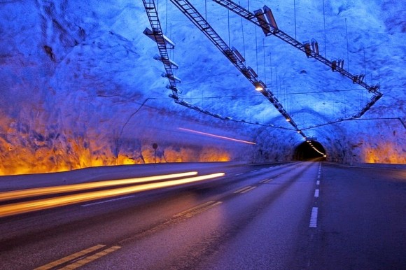 一度は走り抜けてみたい！青の洞窟のような、世界最長のトンネル「ラルダール・トンネル」（ノルウェー）
