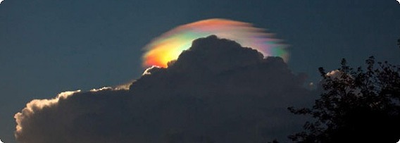 神々しいにもほどがある、雲の上に現れた虹色の光り「彩雲」（エチオピア）