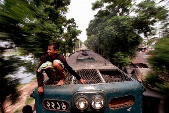 harrowing_bangladesh_train_hopping_images_10