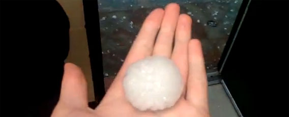 弾幕厚いぞ！野球ボールサイズの雹（ひょう）がプールサイトに弾丸のごとく降り注ぐ映像（カナダ）