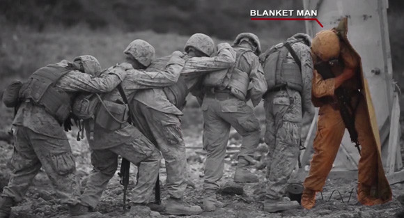 ブランケット1枚で爆風から身を守る米海兵隊の爆破突破訓練映像が凄い！