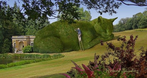 今は亡き愛猫への想いを形に。緑豊かな庭園に出現した巨大な眠り猫のトピアリー（植物造形像）