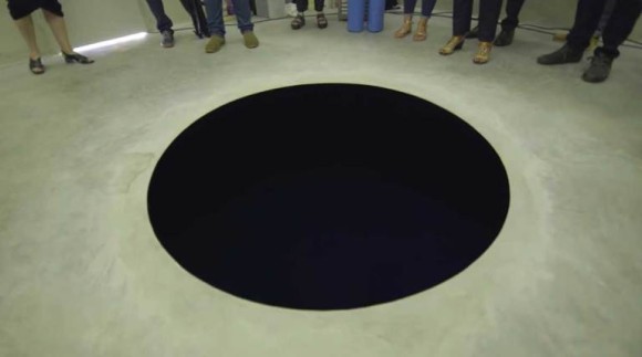 ブラックホールすぎて負傷者が！超黒色塗料「ベンタブラック」で塗られた穴に落ちた来場者（ポルトガル）
