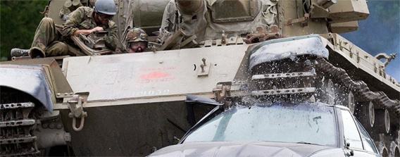 戦車に乗って自動車をグシャっと粉砕、ニュージーランド式ストレス解消法「Tanks For Everything 」