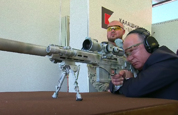 プーチン、銃を撃つ。新型スナイパーライフルで遠距離から獲物を狙う、KGB仕込みの超絶テクニックを披露