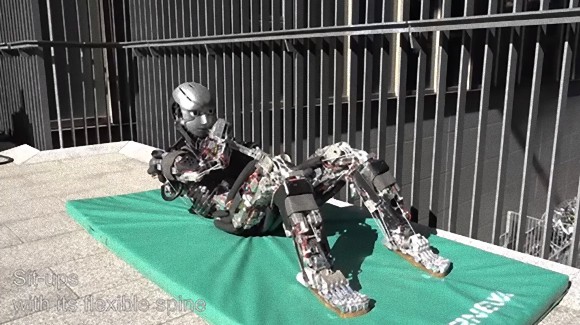 汗をかくヒューマノイドロボット「ケンゴロウ」がさらに進化。ますます人間らしい動きになって腕立て・腹筋をこなすぞ！