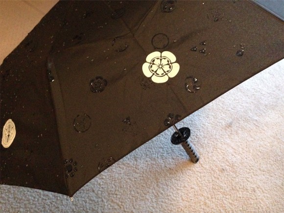 雨にぬれると模様が浮き出る！武士の情けな日本刀仕様もある面白傘が海外で拡散中