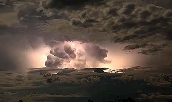 畏怖と畏敬が交差する。オーストラリアで発生した嵐雲とそれを照らし出す雷のタイムラプス映像