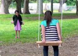 ブランコを見ると遊びたくなってしまうのはなぜだろう？世界に広げるスウィングプロジェクト