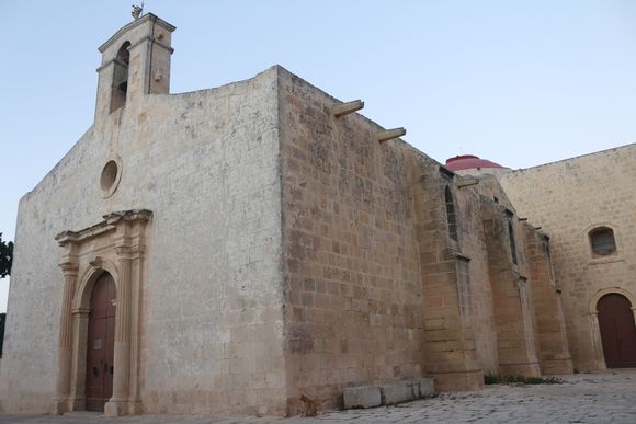 16世紀の古い教会に隠し通路があることが発覚。そこで発見された大量の人骨（マルタ島）