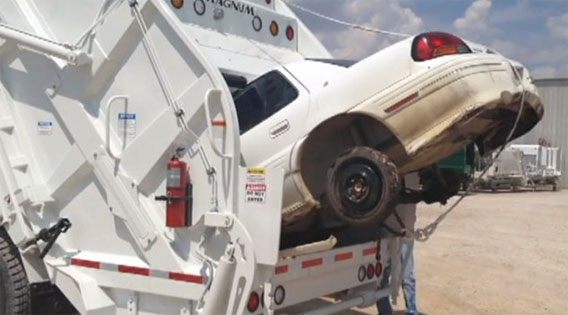 男たちの夢を形に。車を飲み込んでいくゴミ収集車「コブラ・マグナム」堂々完成！