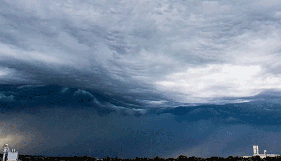 意志を持ったような畏怖のウネリ、米ネブラスカ州に発生したアスペラトゥス波状雲の映像