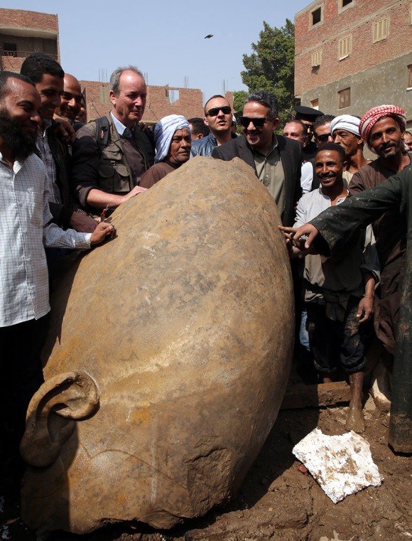 古代エジプト王、ラムセス二世なのか？カイロの住宅地から3000年前の巨大な像が発掘される（続報あり）