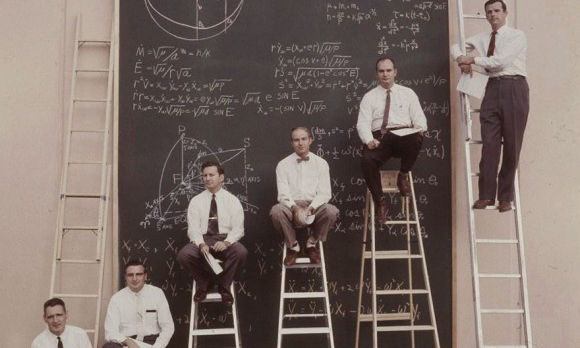 1961年、NASAの科学者たちが黒板に描いた数式が凄かった