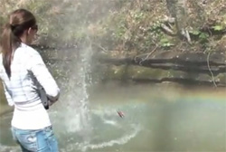 虹が見たいから・・・散弾銃を川にぶちこんでみた