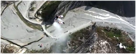 「モントレー」の美しい山脈から、ウイングスーツを着てムササビのように華麗にダイブ